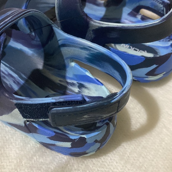 NEW sandals with easy on/off Velcro back - Picture 3 of 5